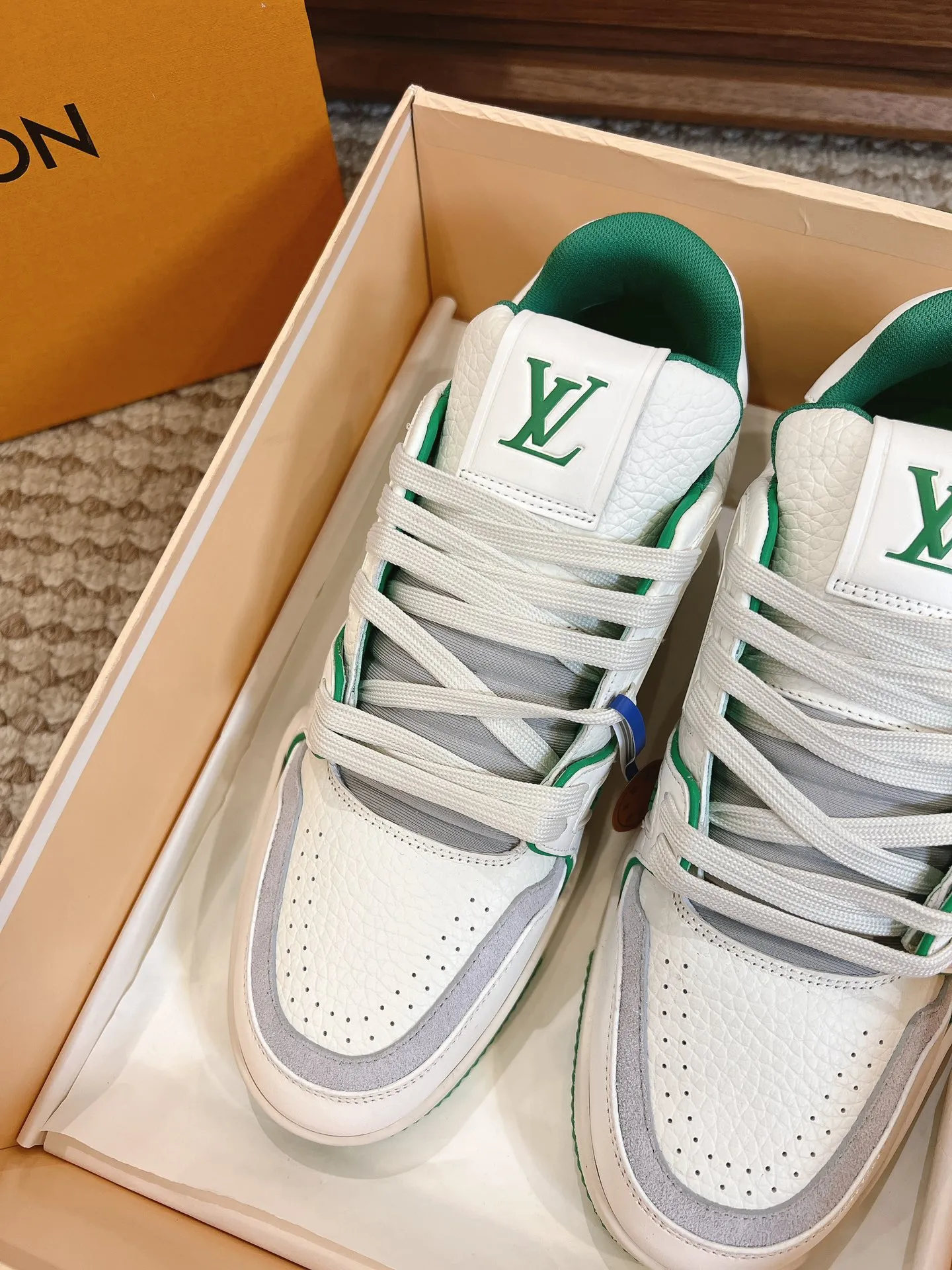👟👟Ex-factory price 840👟👟 Dongguan high-end supply top version LV-Louis Vuitton 2022 catwalk new style, original 1:1 developed replica! ! It is very comfortable to wear on the foot. It is made of fine workmanship. The upper is spliced ​​with calfskin imported from Italy. The side is decorated with the brand's LOGO and signature. The cowhide foot pads are lined with mesh, making the foot feel super comfortable. The original two-color TPU combination outsole is specially provided by the original factory. Packing process: Goodyear stitching and overlocking Size: 35-44 standard size